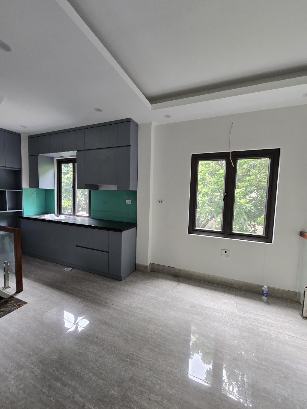 Bán nhà Thạch Bàn mới tinh 6 tầng đẹp lung linh 7.1 tỷ