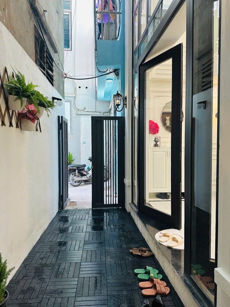 Chùa Láng DT 50 M NHÀ 4 TẦNG MT 4.6 M GIÁ 15.5 tỷ Đống Đa