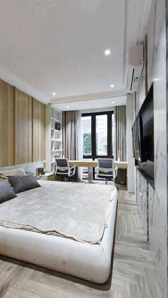 NHÀ DÂN XÂY PHỐ HOA BẰNG- CẦU GIẤY. 40m x 7 TẦNG. THANG MÁY NHẬP. NHỈNH 13 TỶ CÓ TL.