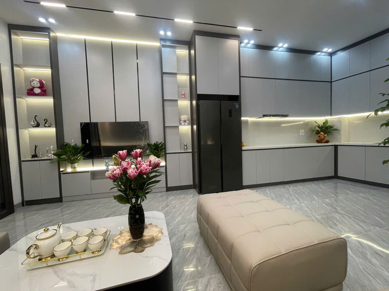 NHÀ DÂN XÂY, NỘI THẤT HIỆN ĐẠI, THOÁNG SÁNG