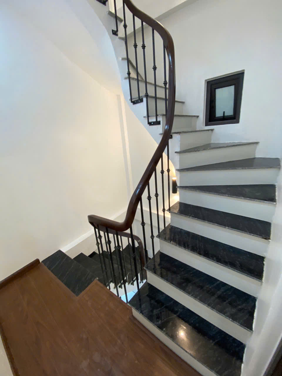 NHÀ DÂN XÂY, NỘI THẤT HIỆN ĐẠI, THOÁNG SÁNG