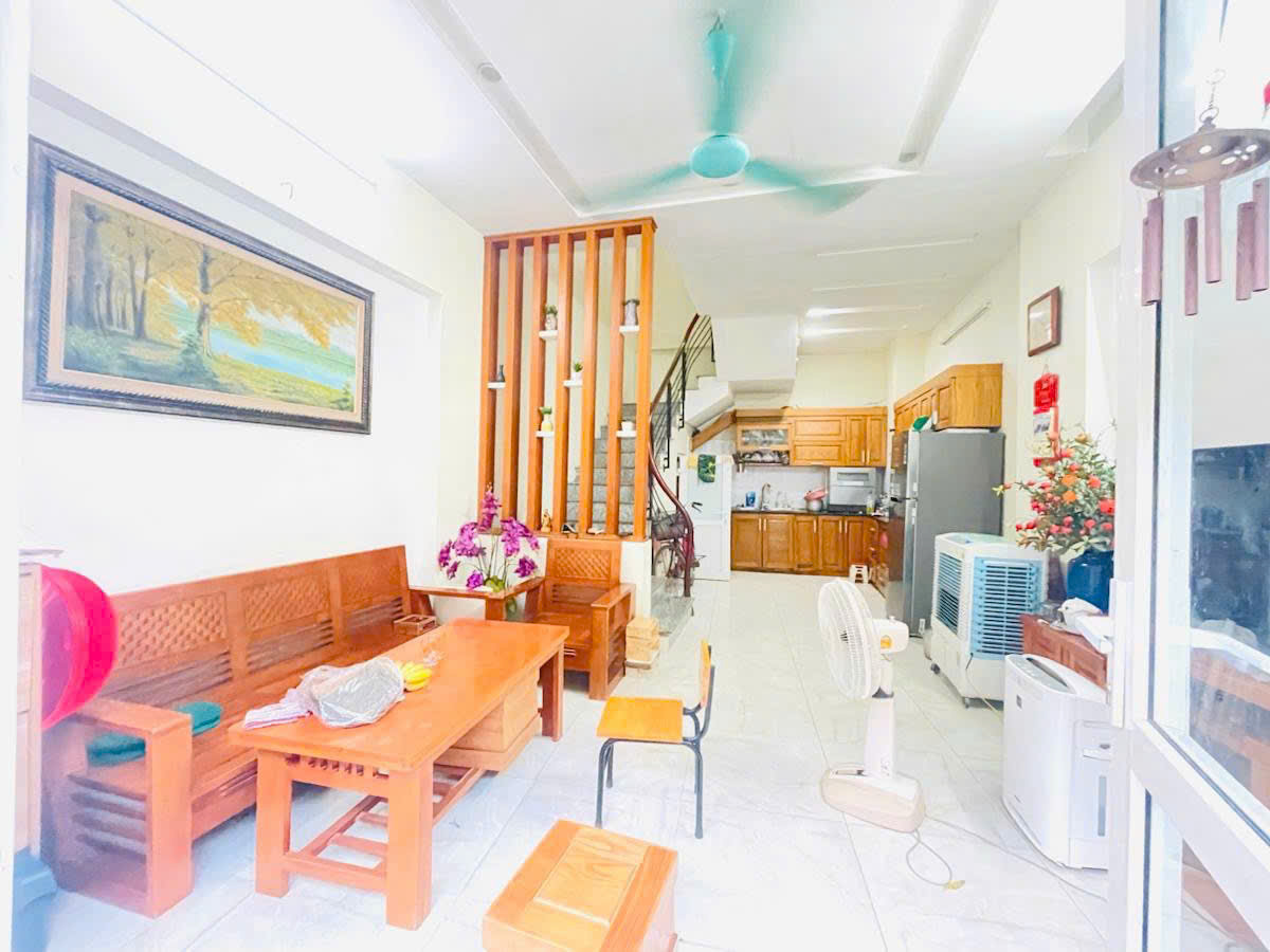 Chính chủ gửi bán em Huyền 0973012121  bán căn THẠCH CẦU DT36m, nhà 4 tầng, MT4,5m, nhỉnh 7,3 đồng. NGÕ THOÁNG, THÔNG OTO VÀO  Ở NGAY