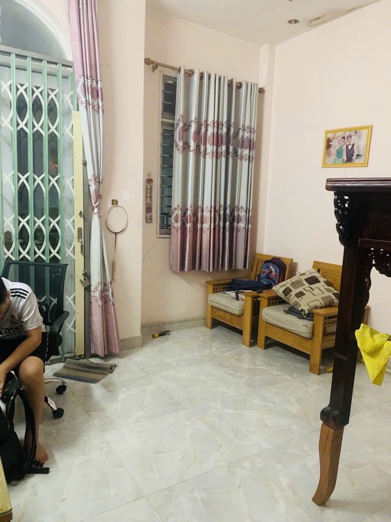 Xe hơi đậu cửa , chính chủ đang ở