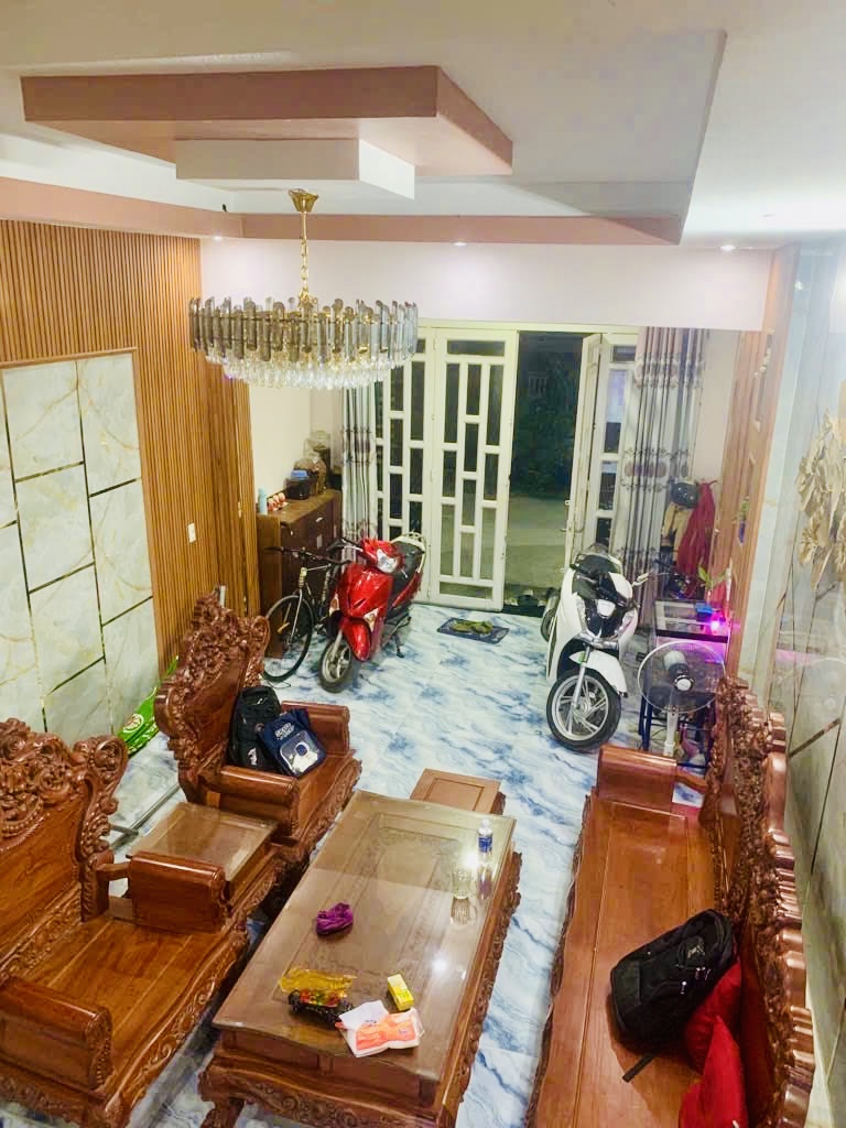 Xe hơi đậu cửa , chính chủ đang ở