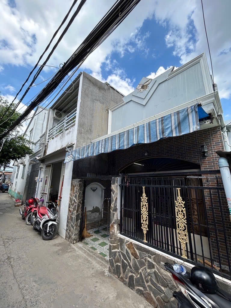 Hiynh Tan Phat , hem ba gac vivu