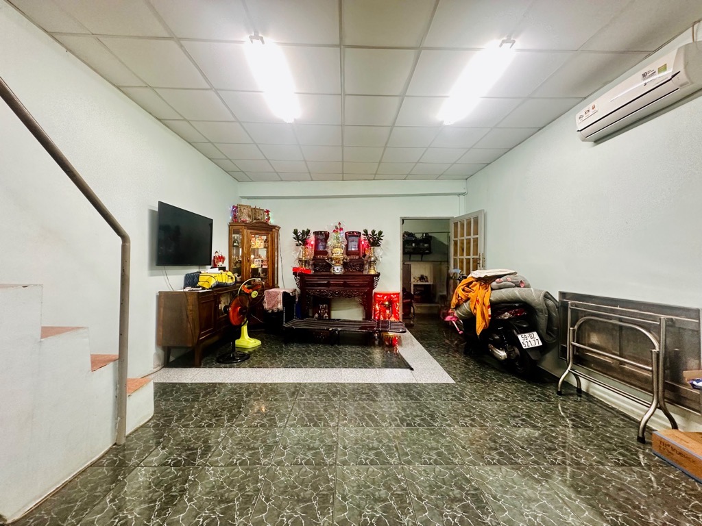 Mặt tiền thoại Ngọc Hầu, Phú Thạnh, Tân Phú, ngang hơn 5m – đường trước nhà 12 m - nhỉnh 10 tỷ.