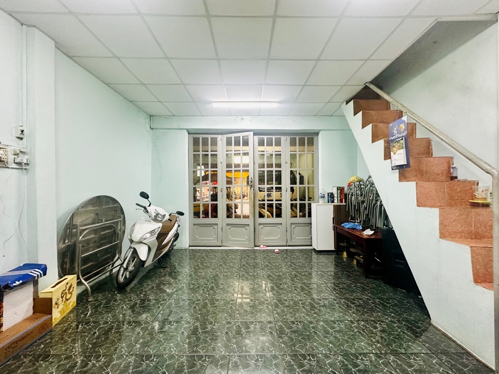 Mặt tiền thoại Ngọc Hầu, Phú Thạnh, Tân Phú, ngang hơn 5m – đường trước nhà 12 m - nhỉnh 10 tỷ.