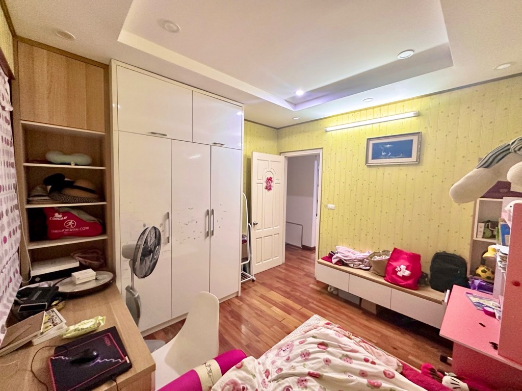 Bán căn hộ chung cư 96 Định Công. 124m2. 3 phòng ngủ, giá 5.75 tỷ. Tặng toàn bộ nội thất