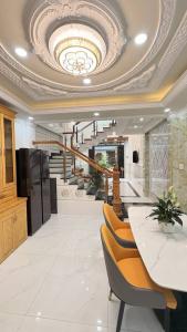 SIÊU PHẨM 5 TẦNG FULL NỘI THẤT – 1/ TRƯƠNG THỊ HOA – HẺM 8M Ô TÔ TRÁNH – 7.7 TỶ TL 