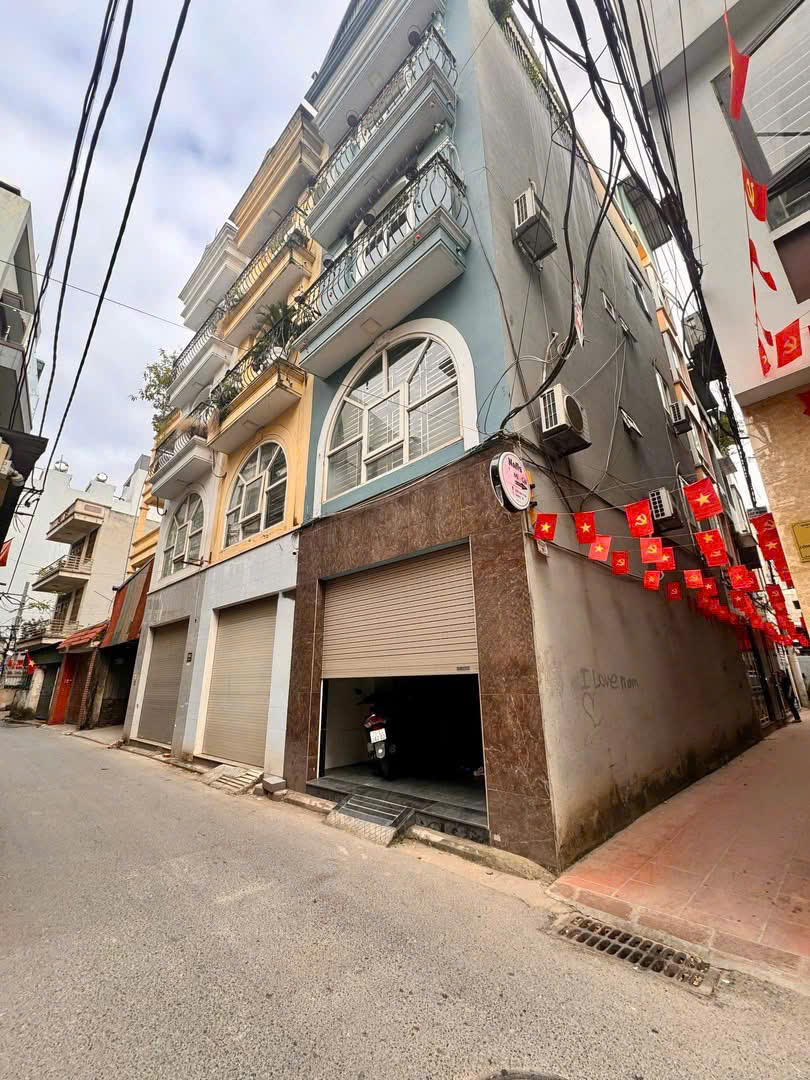 NHÀ ĐẸP HIỆN ĐẠI CHỦ CŨ CỞI MỞ THANH KHOẢN NHANH KỊP ĂN TẾT VỚI CHỦ MỚI .