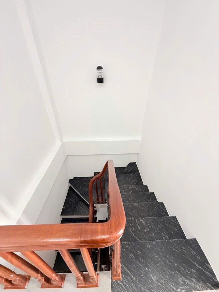 NHÀ ĐẸP HIỆN ĐẠI CHỦ CŨ CỞI MỞ THANH KHOẢN NHANH KỊP ĂN TẾT VỚI CHỦ MỚI .