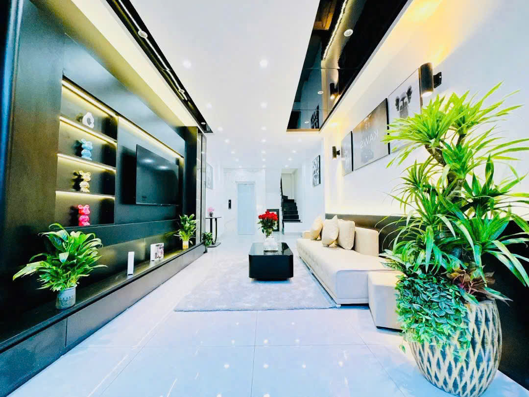 NHÀ CAO CỬA RỘNG THOÁNG MÁT VỊ TRÍ TIỆN ÍCH XUNG QUANH