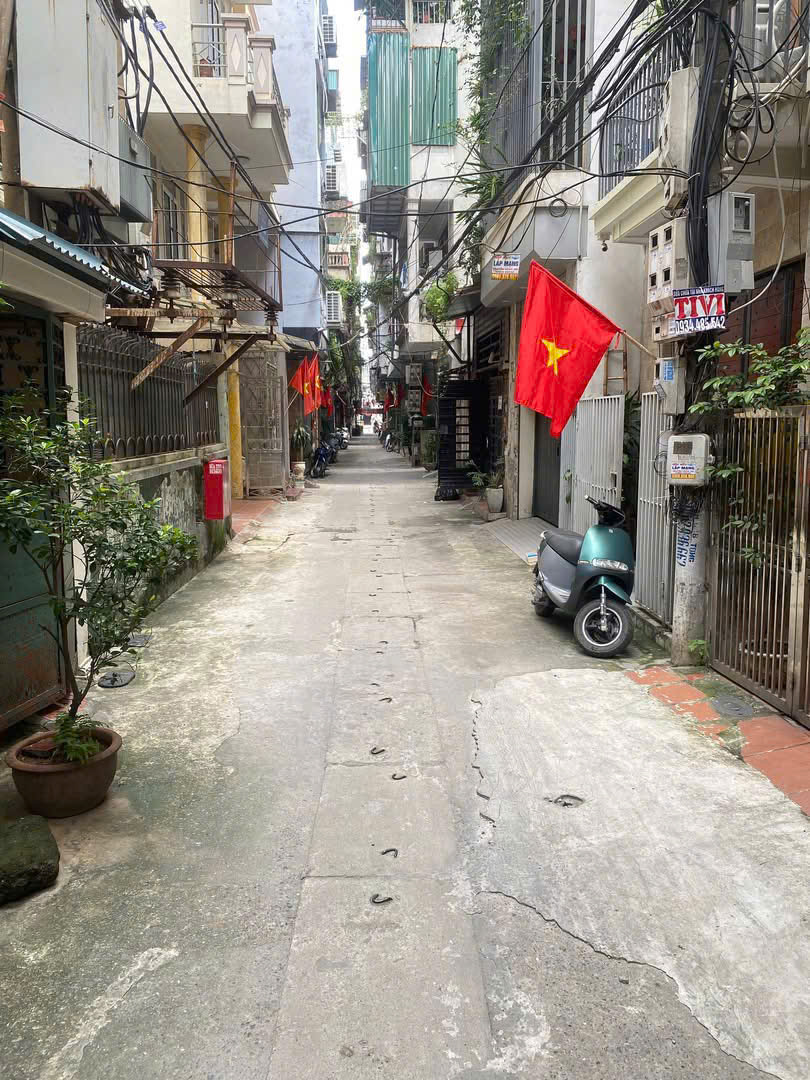 NHÀ CAO CỬA RỘNG THOÁNG MÁT VỊ TRÍ TIỆN ÍCH XUNG QUANH