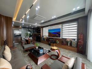 Nhà Cao Cửa Rộng Vị Trí Trung Tâm Sôi Động Ngày Đêm