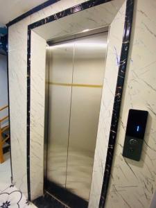 NHÀ CAO CỬA RỘNG THOÁNG MÁT VỊ TRÍ TIỆN ÍCH XUNG QUANH