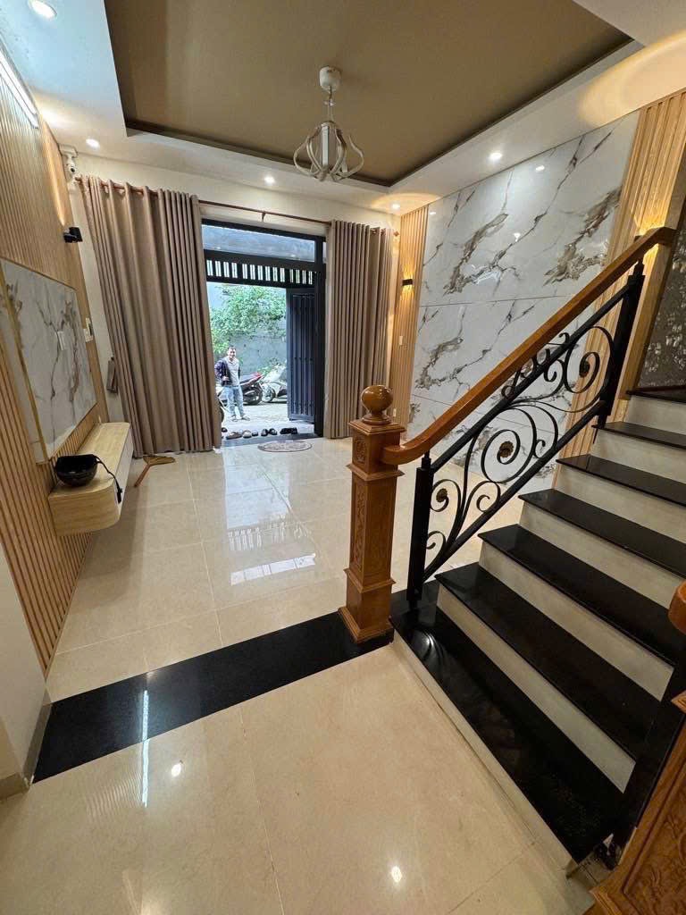 Cần bán nhà đẹp nằm ngay chợ thủ đức