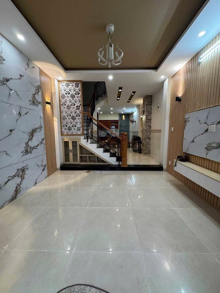 Cần bán nhà đẹp nằm ngay chợ thủ đức