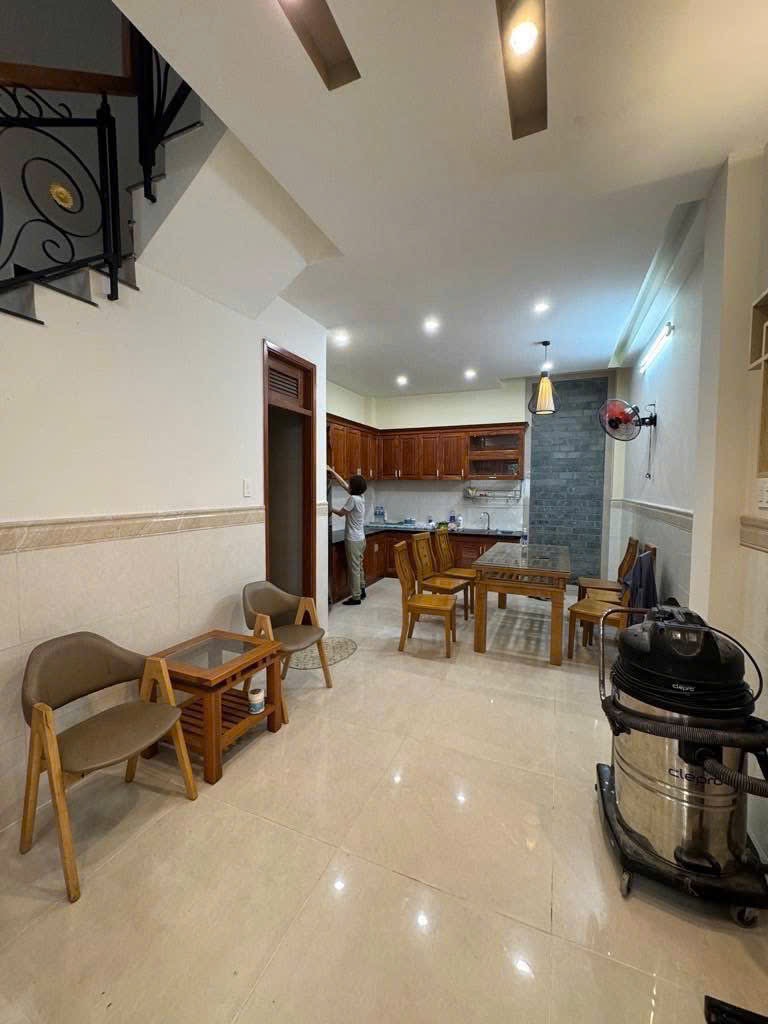 Cần bán nhà đẹp nằm ngay chợ thủ đức