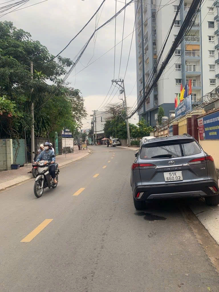 NHÀ 3 TẦNG LÃ XUÂN OAI - Ô TÔ ĐẬU CỬA - SÁT VINCOM Q9