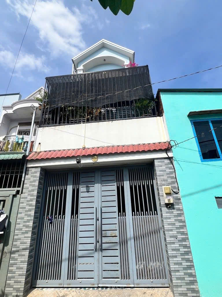 NHÀ 3 TẦNG LÃ XUÂN OAI - Ô TÔ ĐẬU CỬA - SÁT VINCOM Q9