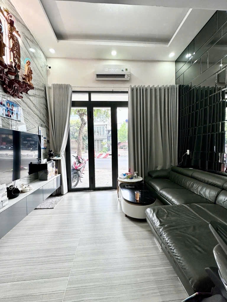 NHÀ ĐẸP 3 TẦNG - NGANG HƠN 3.7M -DÀI 12.5M ĐƯỜNG TRẦN XUÂN SOẠN-QUẬN 7