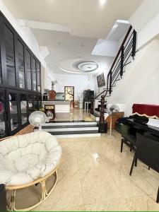 NGAY CV LÀNG HOA - NHÀ ĐẸP 4 TẦNG - 4PN KHÉP KÍN- Ô TÔ NGỦ NHÀ