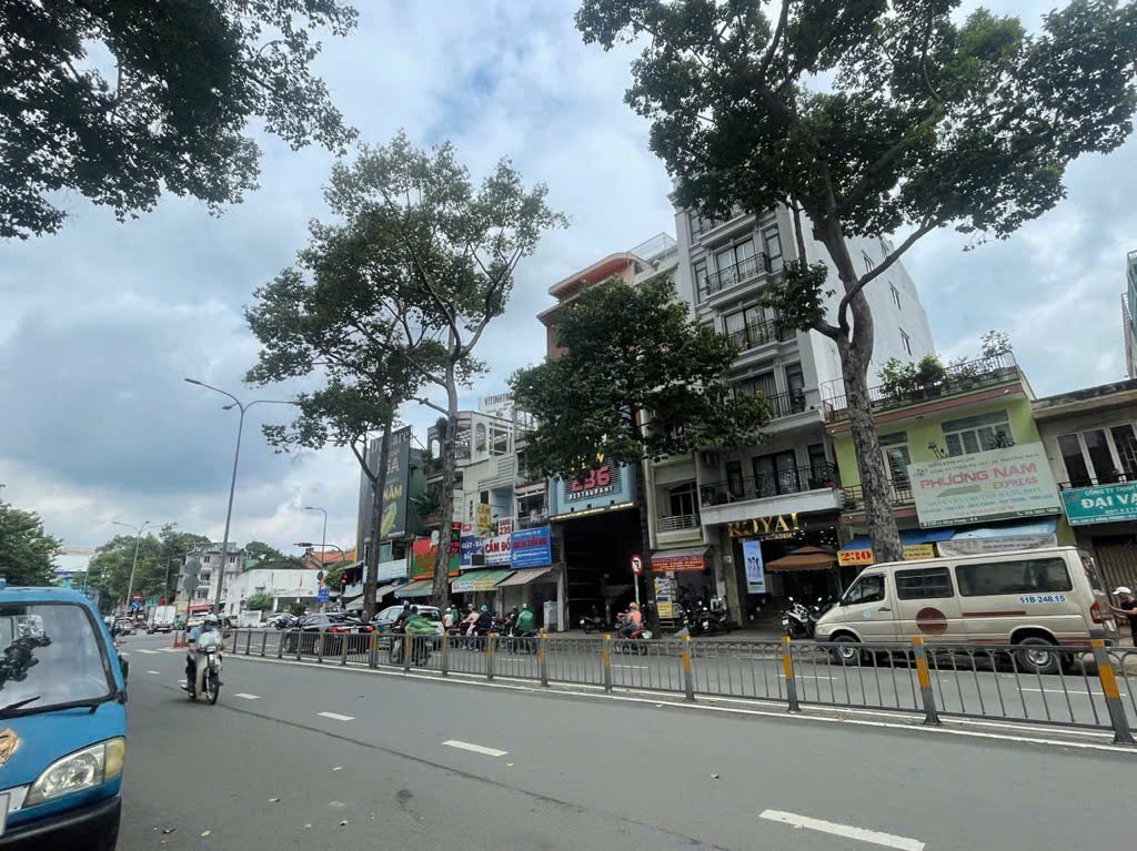 Bán nhà sát mặt tiền đường Lê Hồng Phong quận 5