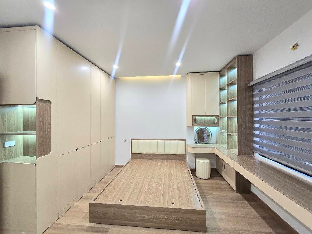 TRUNG TÂM QUẬN - 2 THOÁNG - SÁT PHỐ - NHÀ ĐẸP - FULL NỘI THẤT