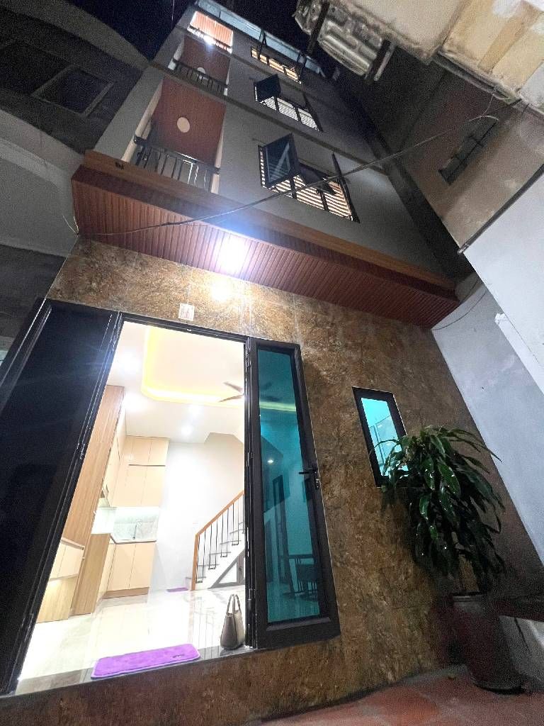 TRUNG TÂM QUẬN - 2 THOÁNG - SÁT PHỐ - NHÀ ĐẸP - FULL NỘI THẤT