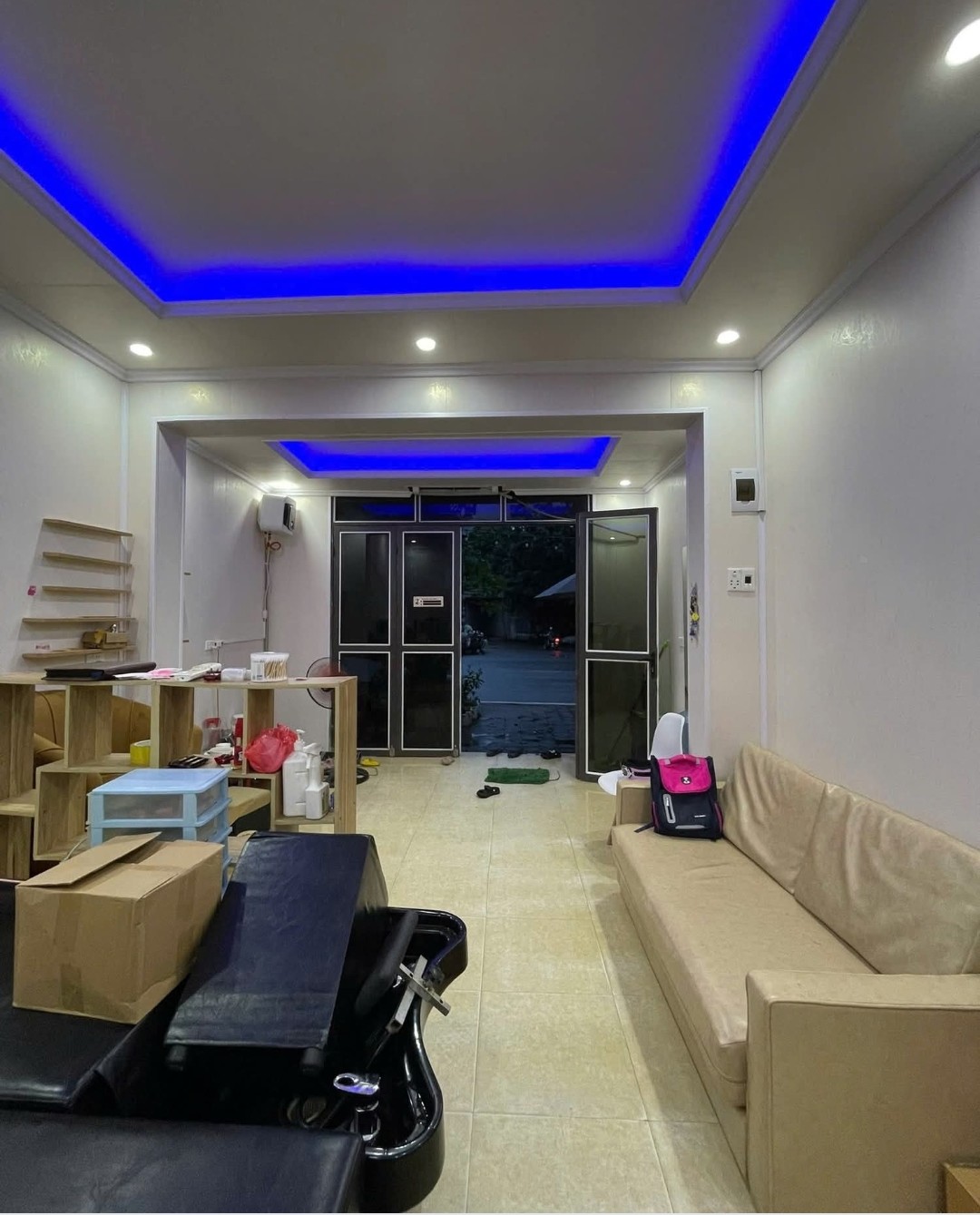 Nhà  mặt đường  chính