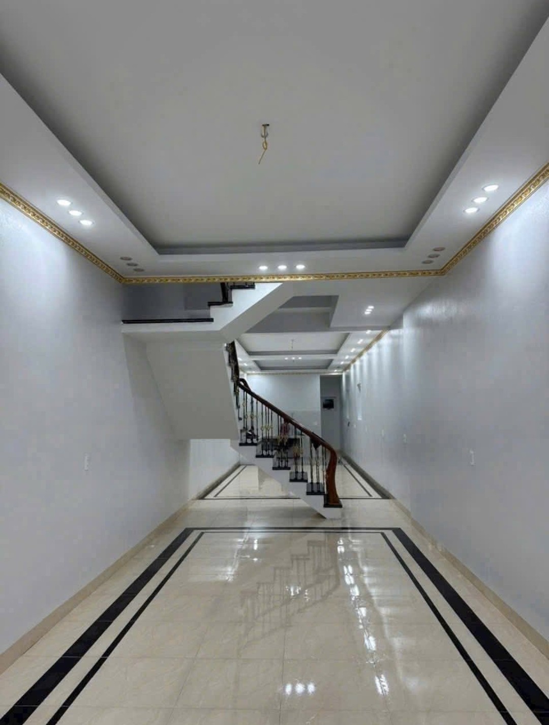 Nhà  mặt đường  chính