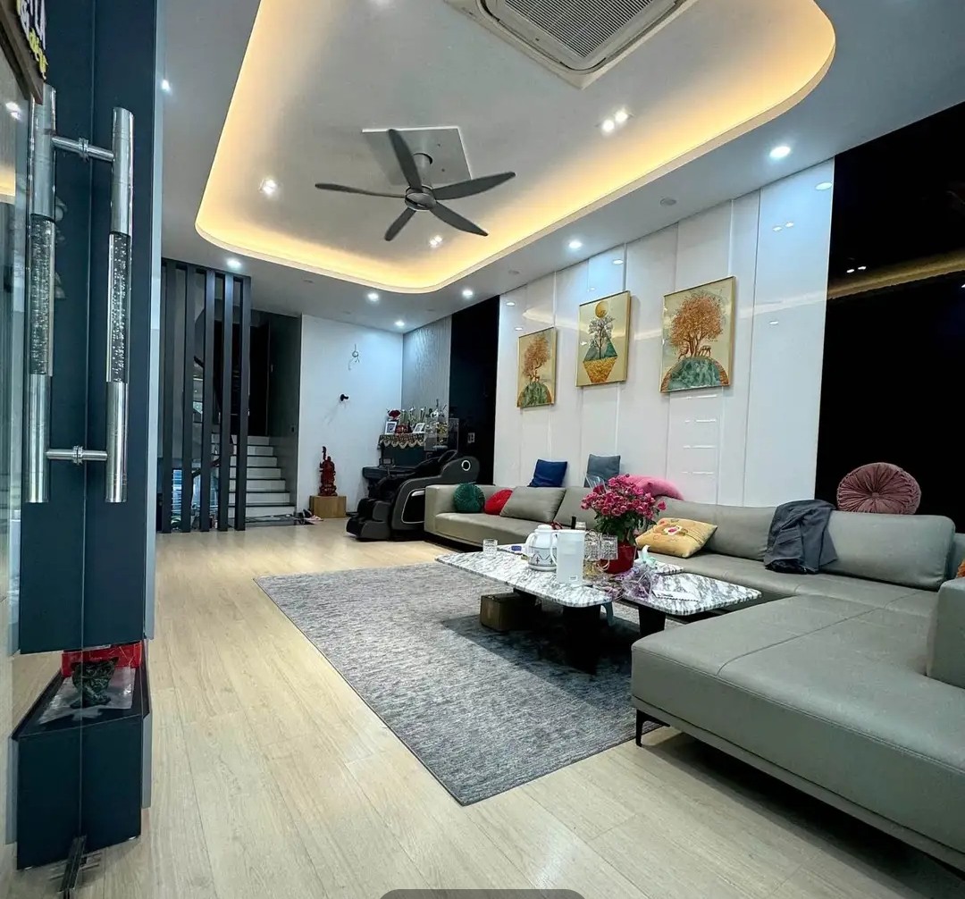 Nhà  mặt đường  chính