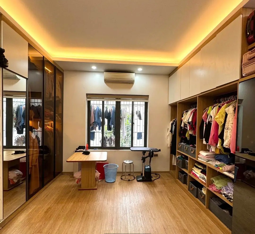 Nhà  mặt đường  chính