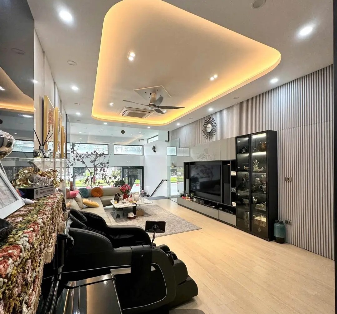 Nhà  mặt đường  chính