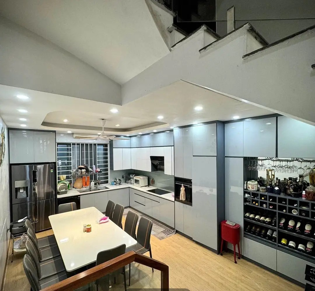 Nhà  mặt đường  chính