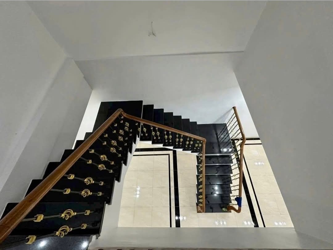 Nhà  mặt đường  chính