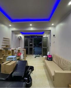 Nhà  mặt đường  chính