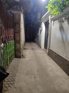 Bán nhà 3 tầng Phố Lạc Long Quân ngay gần Hồ Tây lọng gió 9,5 tỷ