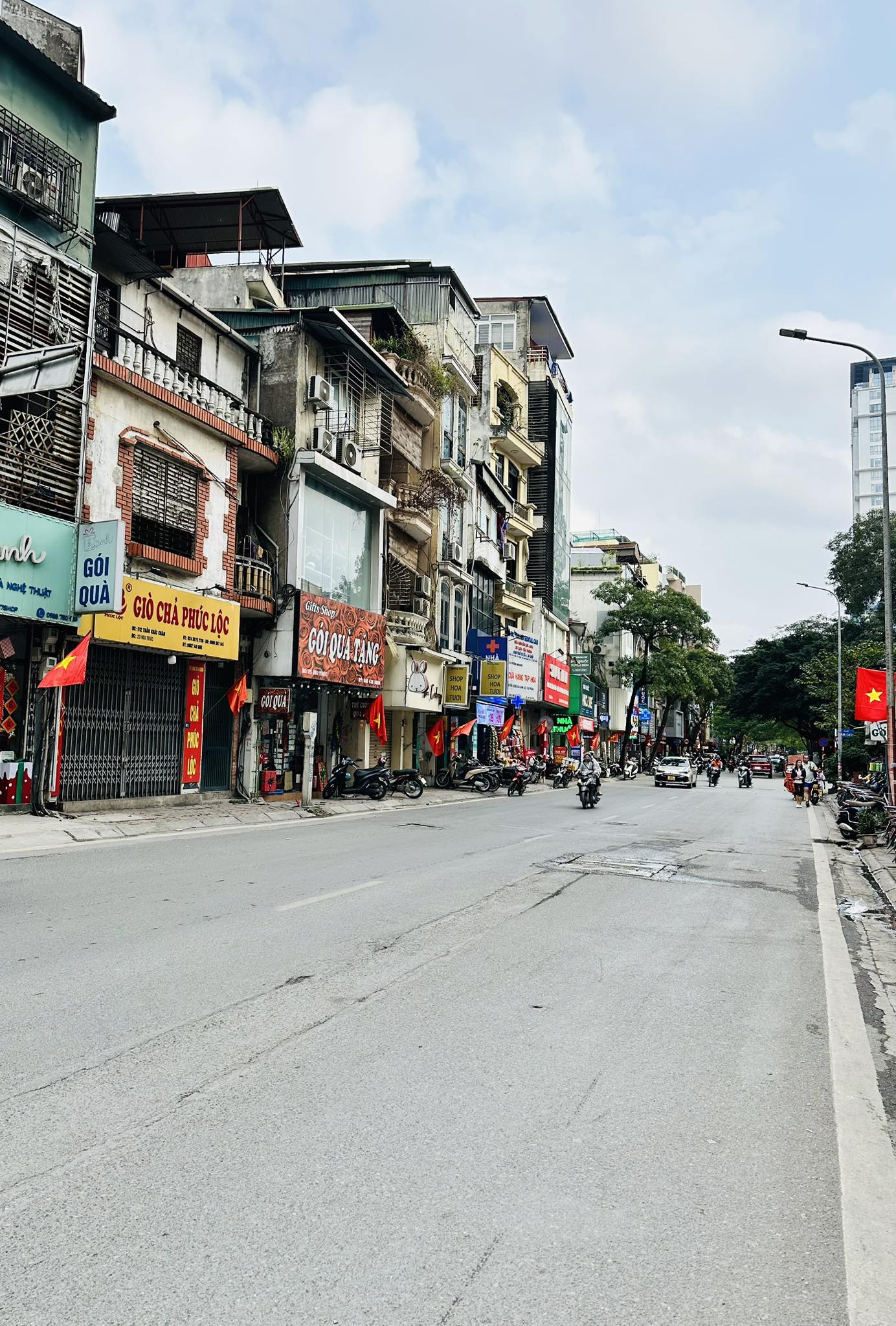 NÚI TRÚC - OTO ĐỖ CỬA - MẶT TIỀN 10M - 296M