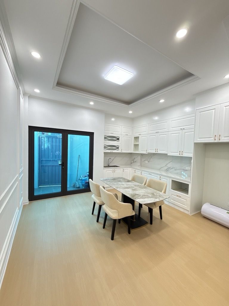 Nhà Cổ Linh – Lô góc – 5 tầng thoáng sáng – 6,9 tỷ còn TL - gần AEON Mall