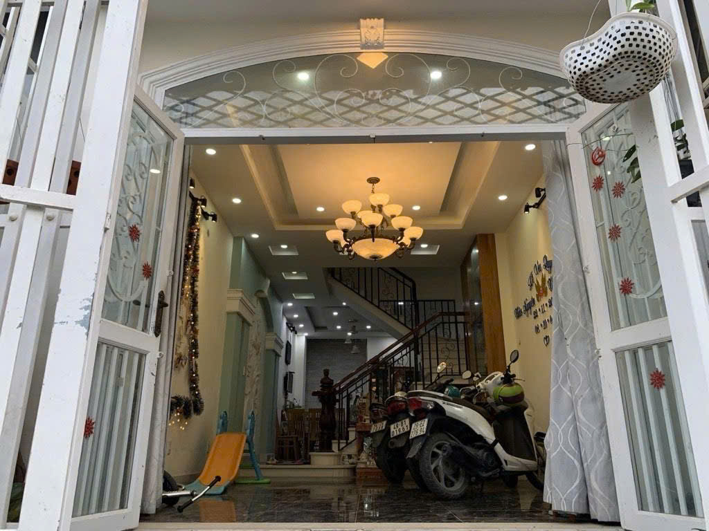 SIÊU PHẨM CỰC ĐẸP, NHÀ MẶT TIỀN HẺM 6M HUỲNH TẤN PHÁT, P PHÚ THUẬN, QUẬN 7 ĐANG KINH DOANH GỒM 4 TẦNG, CÓ 2 GIẾNG TRỜI RẤT MÁT , GIÁ CHỈ NHỈNH 8 TỶ