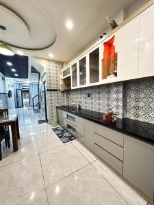 Bán nhà sát hẻm xe hơi Đinh Tiên Hoàng, 37m2, nhỉnh 4 tỷ