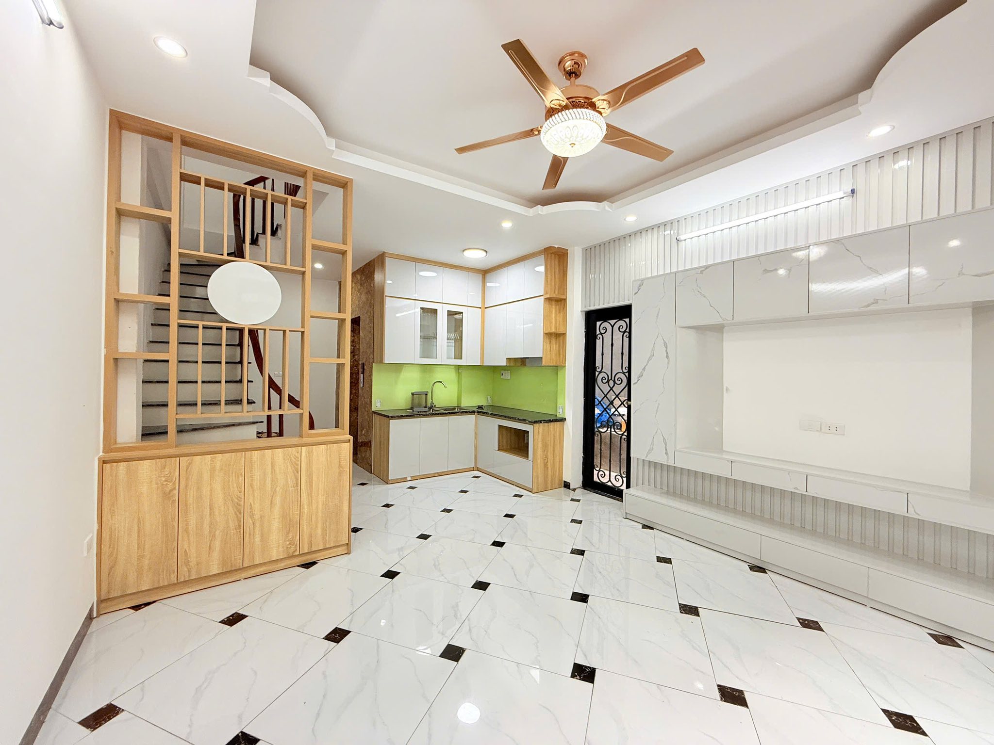 LĨNH NAM NHÀ MỚI + LÔ GÓC + KINH DOANH + THANH MÁY + Ô TÔ CHẠY QUA NHÀ + GIÁ CỰC TỐT