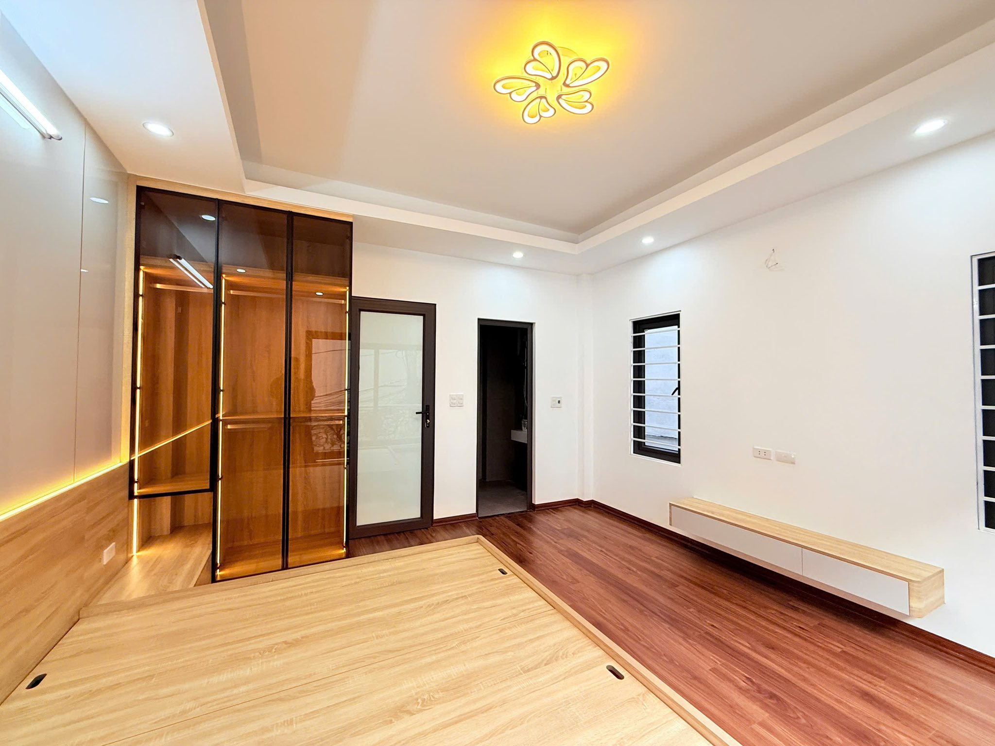 LĨNH NAM NHÀ MỚI + LÔ GÓC + KINH DOANH + THANH MÁY + Ô TÔ CHẠY QUA NHÀ + GIÁ CỰC TỐT