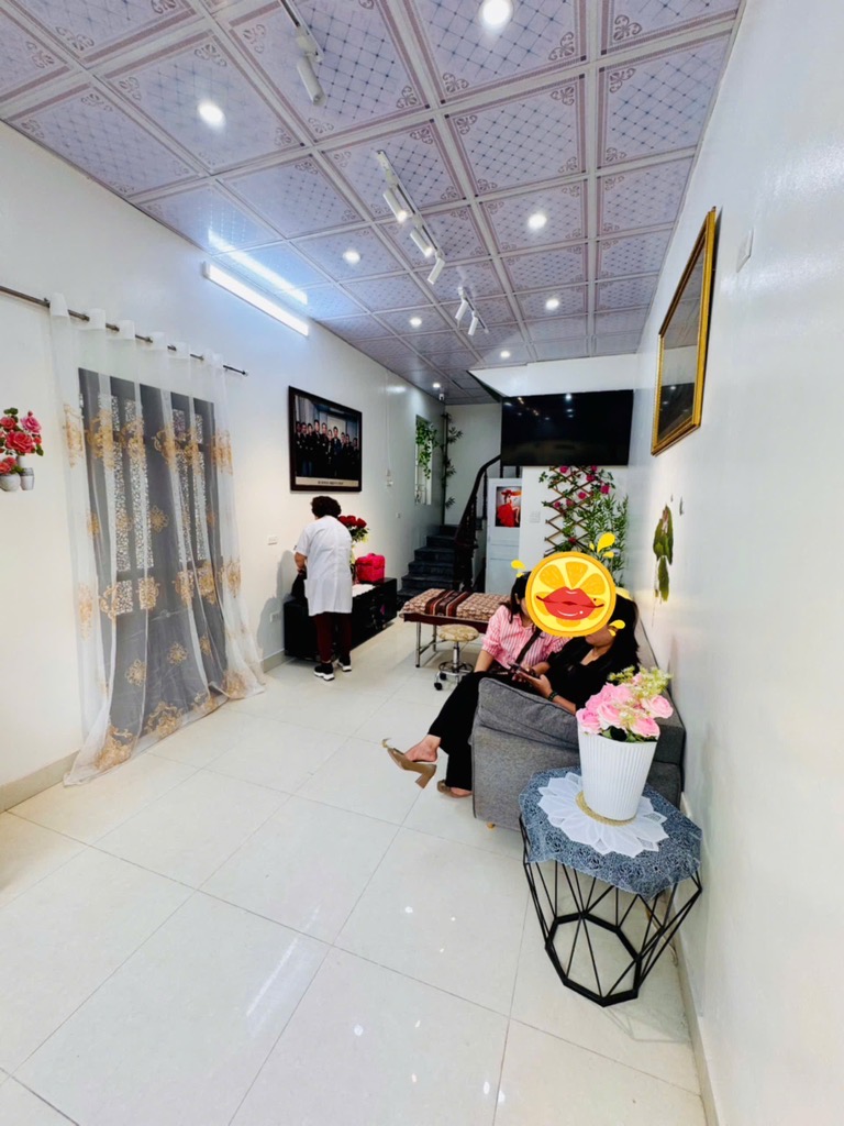 Bán nhà Giang Cao Bát Tràng 33m giá 4.3 tỉ nhà đẹp kinh doanh và ở ngay  Đường trước nhà 4m Vị trí đẹp kinh doanh Liên hệ em Sơn (zalo) 0932.018.468 Để xem nhà và tư vấn miễn phí