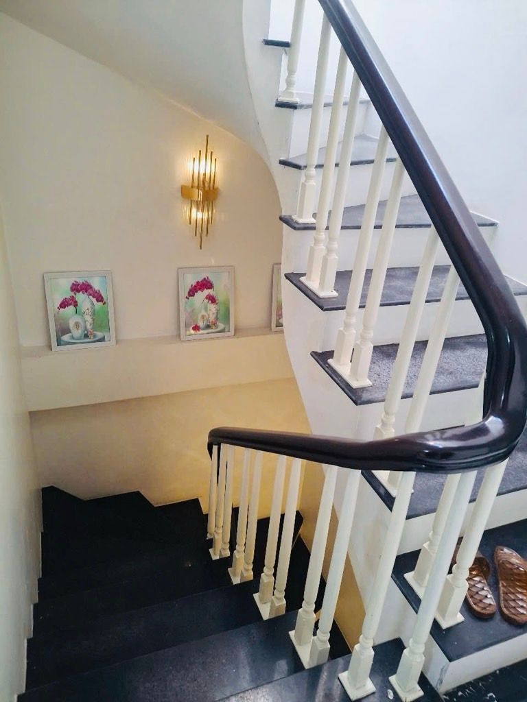 NHÀ BÁT KHỐI LÔ GÓC – Ô TÔ – NGÕ THÔNG KINH DOANH – TẶNG NỘI THẤT – VỊ TRÍ HIẾM