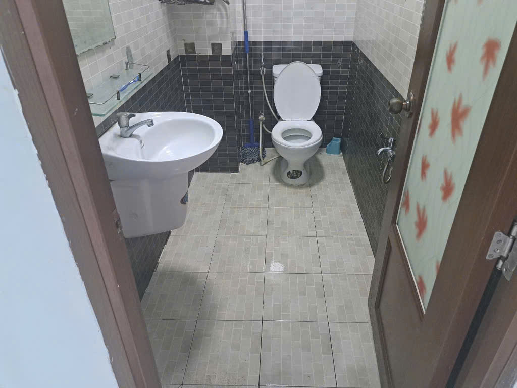 Cần bán gấp nhà 3 tầng, 57 m2, hẻm Xe hơi, gần Phú Mỹ Hưng, Quận 7, giá 6 tỷ xxx, còn thương lượng