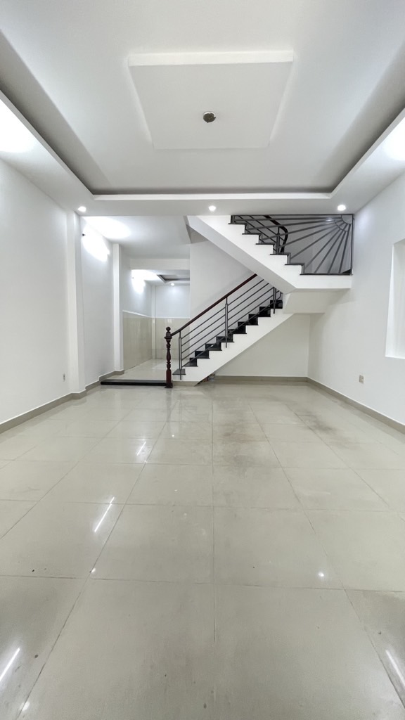 Chủ gấp bán, giảm sâu - Hẻm xe hơi - Nhà 3 tầng - Trường Chinh - Tân Phú