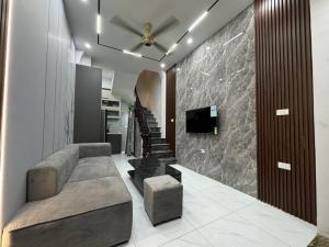 NHÀ MỚI- THANG MÁY- KINH DOANH- Ô TÔ TRÁNH- FULL NỘI THẤT.