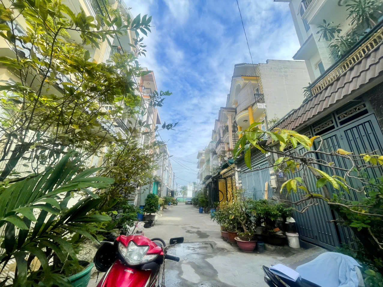 Nhà 4 tầng, 4 Phòng ngủ và sân thượng. ngang 4,4m, ngay khu trường học liên cấp Dương Văn Thì. Nhỉnh 6tỷ.